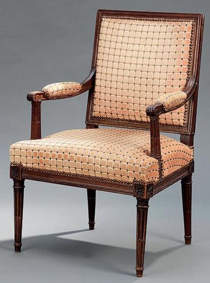 Fauteuil en acajou, accotoirs en retrait...