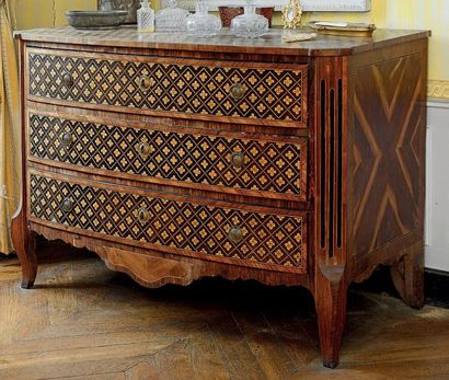 Commode en bois de placage à décor marqueté...