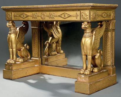 Console en bois sculpté et doré composée...