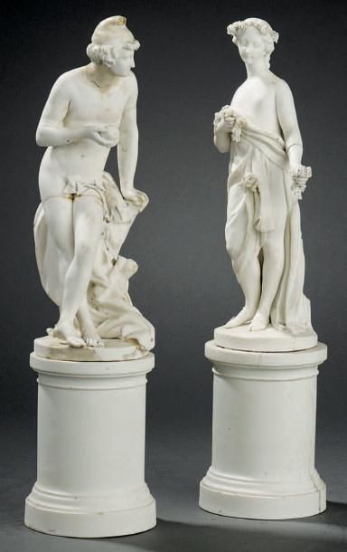 SÈVRES
Deux statuettes en biscuit de porcelaine...