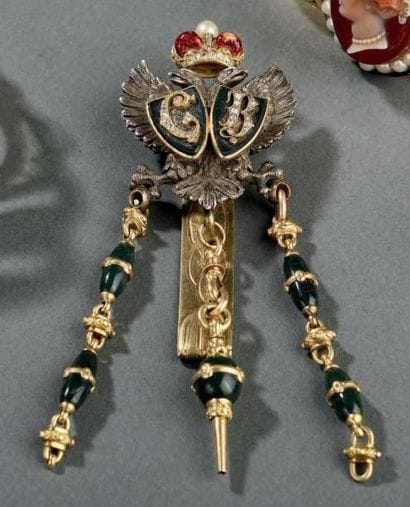 Châtelaine en argent et or jaune ciselée...