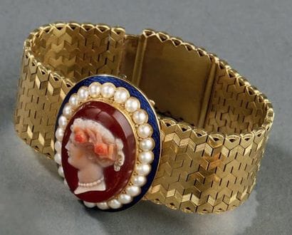 Bracelet en or jaune formé d'un ruban souple...