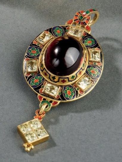 Broche médaillon pendentif dans le style...