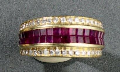 Bague joaillerie en or jaune centrée de deux...