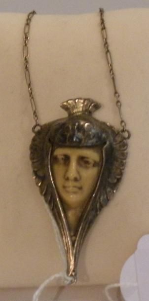 Pendentif et sa chaîne en argent doré. Le...