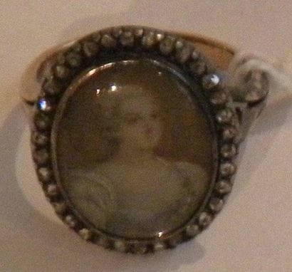 Bague en or rose et argent ornée d'un portrait...