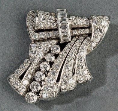 Clip de corsage en platine et or gris stylisé...