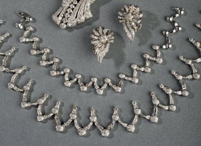 Collier et bracelet en or gris formés chacun...