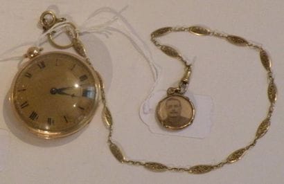 Montre oignon en or jaune, le cadran à fonds...