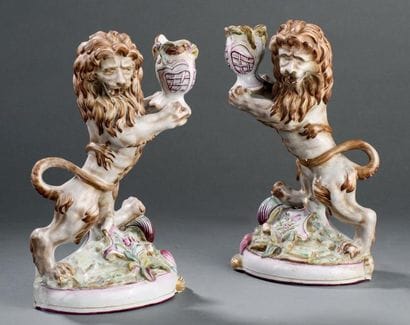 SAINT-CLÉMENT
Paire de bougeoirs lion héraldique...