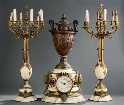 Garniture de cheminée en marbre blanc, bronze...