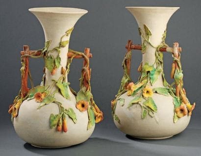 Paire de vases aux liserons en terre cuite...