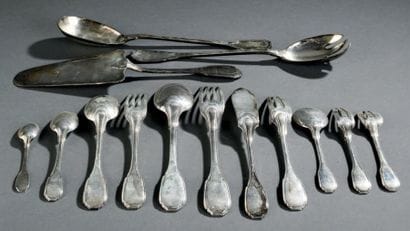 Ménagère de couverts en argent modèle à filet...