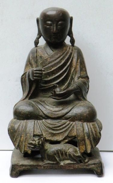 Statuette de Lohan en bronze représenté assis...