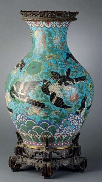 Grand vase balustre en bronze et émaux cloisonnés...