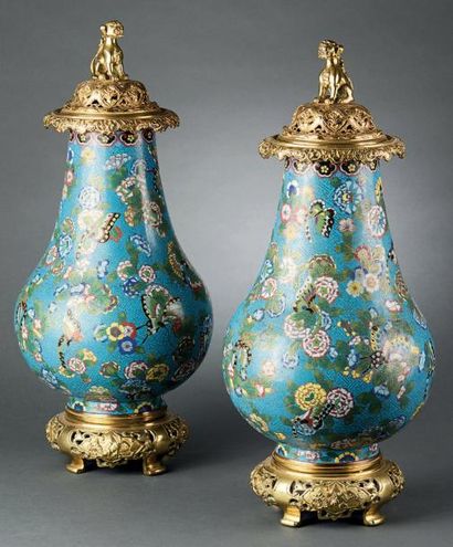 Paire de vases en bronze et émaux cloisonnés,...