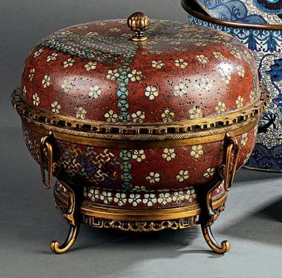 Boîte couverte en bronze et émaux cloisonnés...