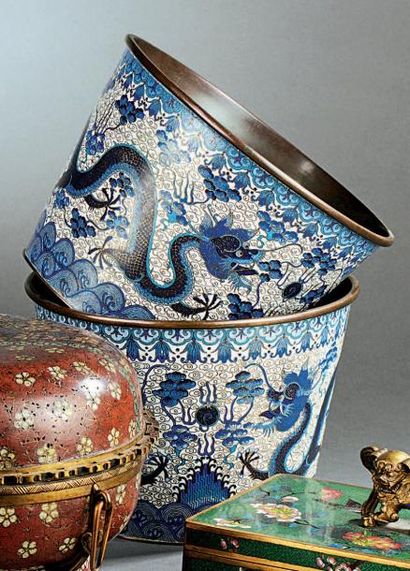 Paire de jardinières en bronze et émaux cloisonnés,...