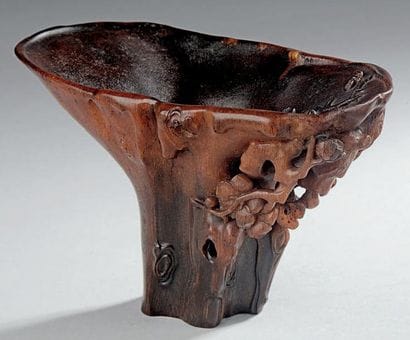 Coupe libatoire en corne de rhinocéros sculptée...