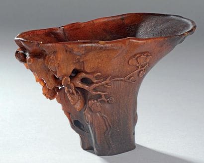 Coupe libatoire en corne de rhinocéros sculptée...