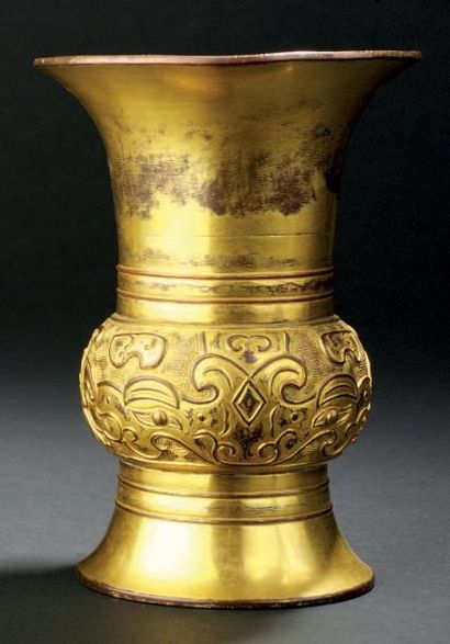 Vase en bronze doré de forme Zun. La partie...
