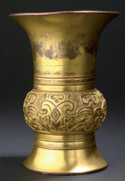 Vase en bronze doré de forme Zun. La partie...