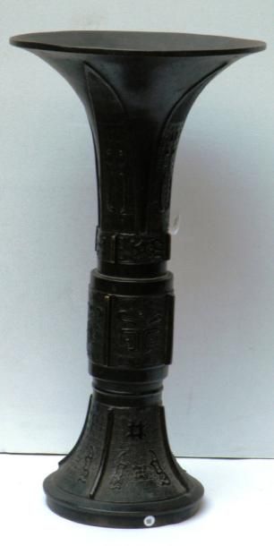 Vase en bronze Gu, reprenant les formes des...