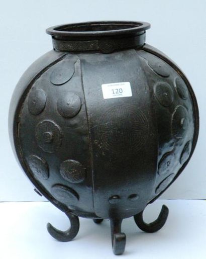 Brûle-parfum quadripode en fer incrusté d'argent...