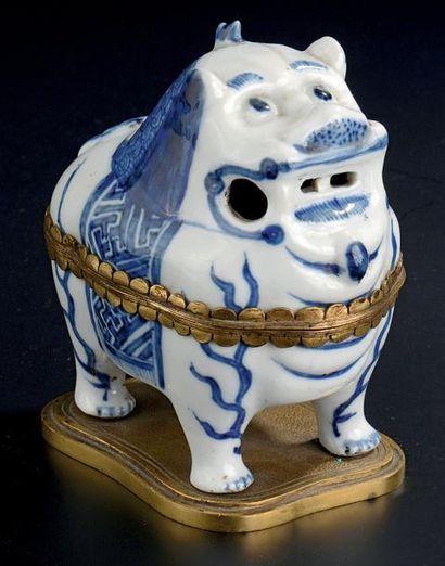 Qilin en porcelaine bleu blanc et monture...