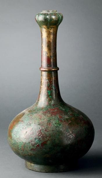 Vase en bouteille en bronze, reposant sur...