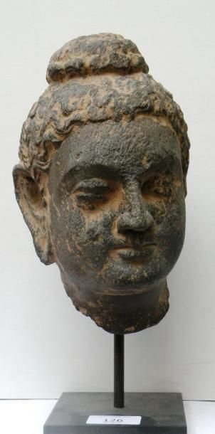Tête de Bouddha en schiste gris aux traits...