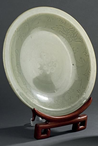 Plat en porcelaine à glaçure céladon, Longquan,...