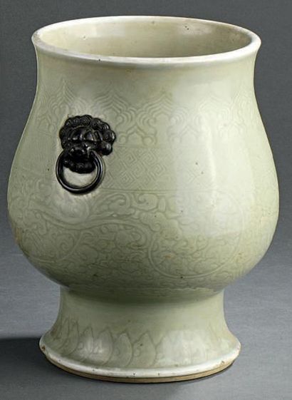 Vase en porcelaine céladon, reposant sur...