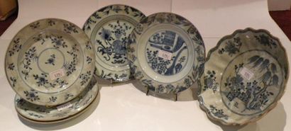 Cinq assiettes et une grande coupe en porcelaine...