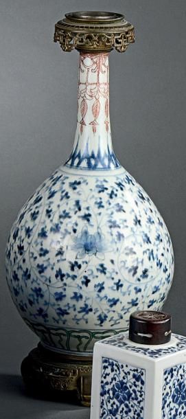 Vase en porcelaine bleu blanc, vert, rouge...