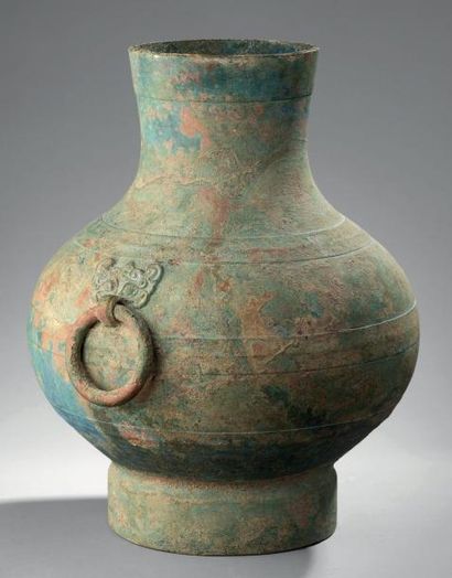 Grand vase en bronze Hu, de forme balustre,...