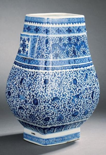 Vase en porcelaine bleu blanc, de forme quadrangulaire...