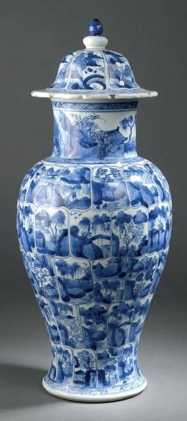 Vase balustre couvert en porcelaine bleu...