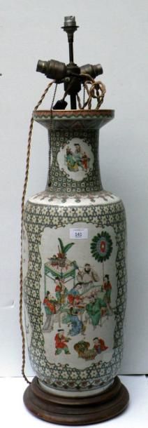 Important vase en porcelaine polychrome de...