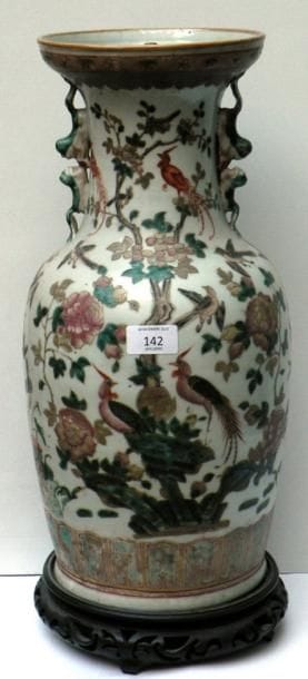 Vase en porcelaine de Canton, de forme balustre,...