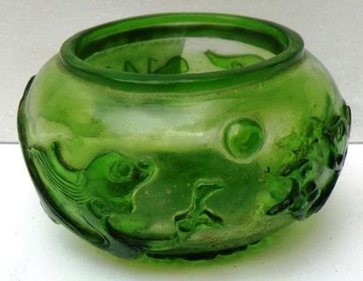 Petit godet à eau en verre, de forme globulaire,...