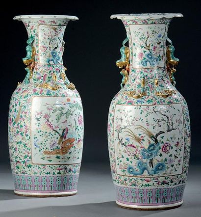 Paire de grands vases en porcelaine de Canton....