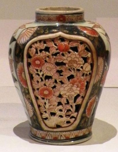 Vase trompeur en porcelaine Imari, la panse...