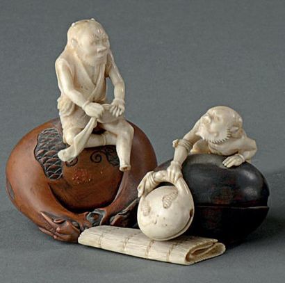 Groupe en bois et ivoire sculpté, représentant...