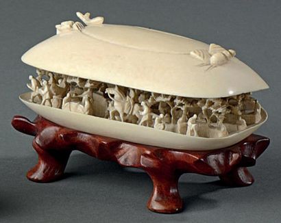 Coquillage en ivoire sculpté, le clam entrouvert...