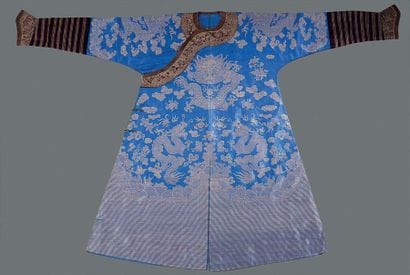 Robe en soie brodée en fils dorés sur fond...