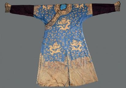 Robe en soie brodée en fils métalliques dorés...