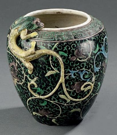 Petit vase en porcelaine, famille Noire,...
