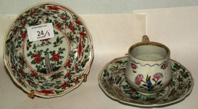 Deux coupelles en porcelaine famille verte...