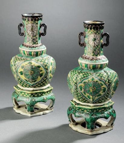 Paire de vases et leurs supports en biscuit...